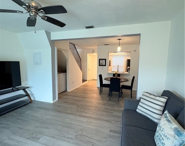 4520 Sw 8th Place - Photo Thumbnail 2
