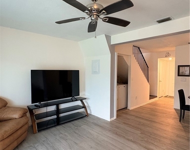 4520 Sw 8th Place - Photo Thumbnail 3