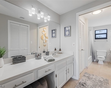 807 River Point Drive - Photo Thumbnail 14