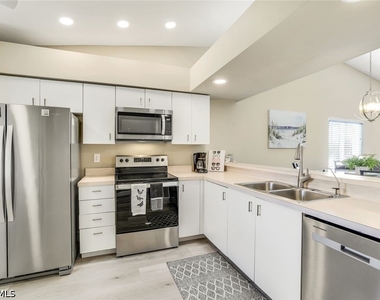 7360 Glenmoor Lane - Photo Thumbnail 4
