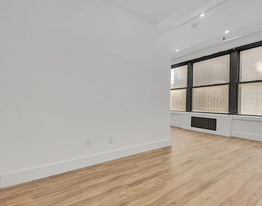 248 West 35th Street - Photo Thumbnail 4