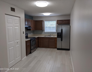 323 Olmstead Drive - Photo Thumbnail 4