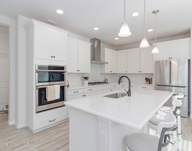 2406 Kamin Drive - Photo Thumbnail 3