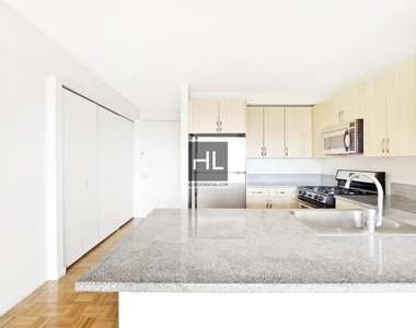 West 47th Street - Photo Thumbnail 2