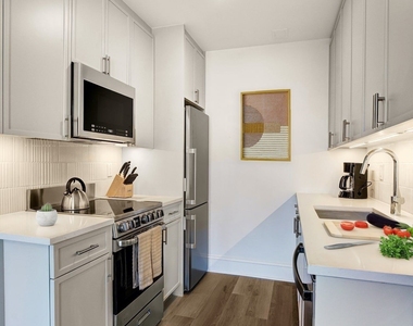 West 34th Street - Photo Thumbnail 3