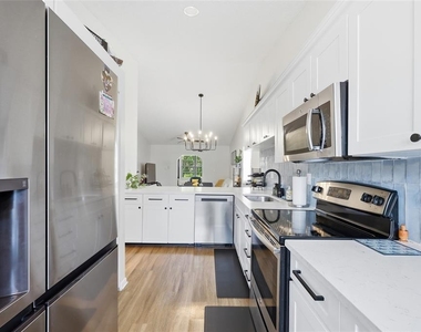 250 Homewood Avenue - Photo Thumbnail 4
