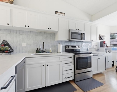 250 Homewood Avenue - Photo Thumbnail 3