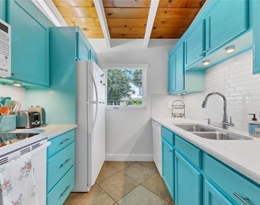 6006 Midnight Pass Road - Photo Thumbnail 13