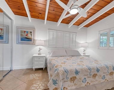 6006 Midnight Pass Road - Photo Thumbnail 15