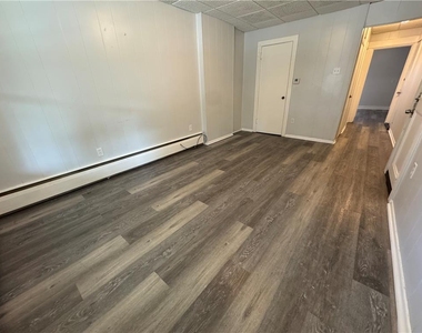 2104 Glendale Avenue - Photo Thumbnail 4
