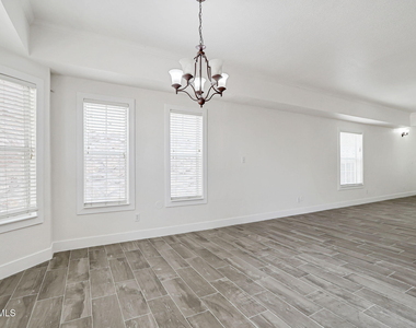 7235 Royal Arms Drive - Photo Thumbnail 10