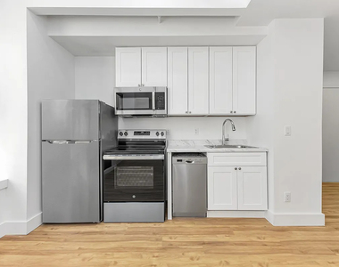 248 West 55th Street - Photo Thumbnail 3