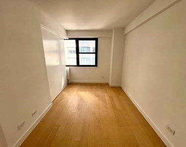 222 East 39th Street - Photo Thumbnail 3