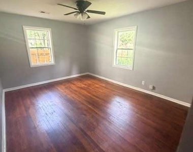 2811 Glenwood Avenue Se - Photo Thumbnail 6