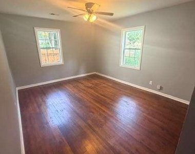 2811 Glenwood Avenue Se - Photo Thumbnail 7
