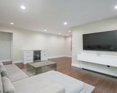 320 South - Photo Thumbnail 5