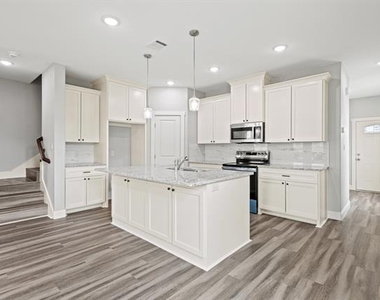 2308 Bloomfield Drive - Photo Thumbnail 3