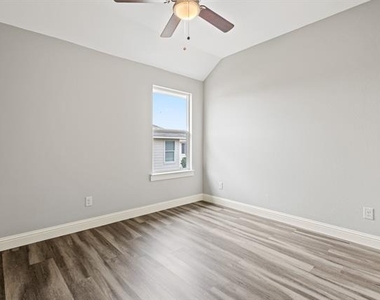 2308 Bloomfield Drive - Photo Thumbnail 18