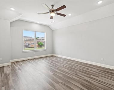 2308 Bloomfield Drive - Photo Thumbnail 11