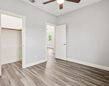 2308 Bloomfield Drive - Photo Thumbnail 20