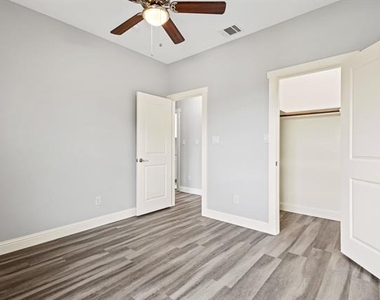 2308 Bloomfield Drive - Photo Thumbnail 17