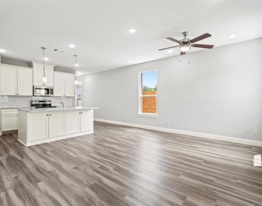 2308 Bloomfield Drive - Photo Thumbnail 10