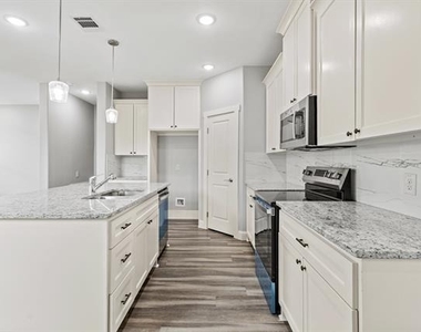 2308 Bloomfield Drive - Photo Thumbnail 4