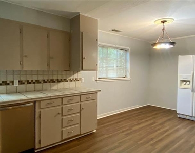 2467 Garfield Avenue - Photo Thumbnail 5