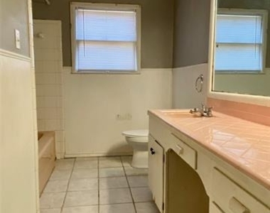 2467 Garfield Avenue - Photo Thumbnail 16