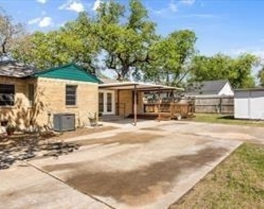 201 E 3rd Street - Photo Thumbnail 26