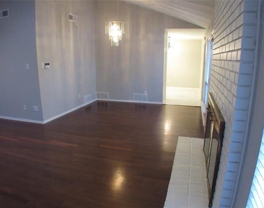 10406 Shadow Bend Drive - Photo Thumbnail 13