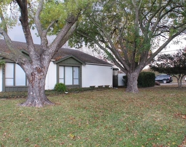 10406 Shadow Bend Drive - Photo Thumbnail 2