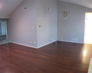 10406 Shadow Bend Drive - Photo Thumbnail 14