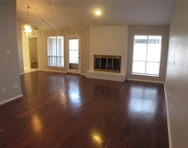10406 Shadow Bend Drive - Photo Thumbnail 12