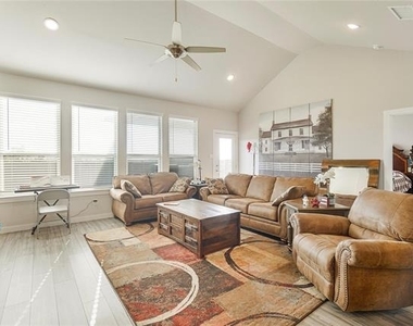 2513 Peoria Drive - Photo Thumbnail 11