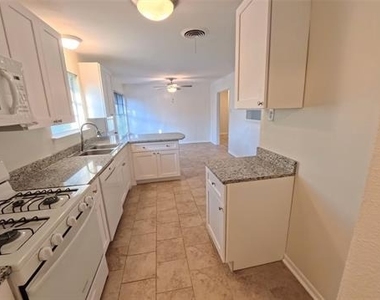 617 E Tyler Street - Photo Thumbnail 4