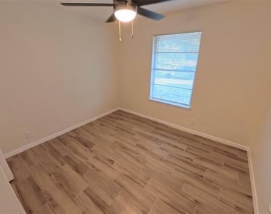 617 E Tyler Street - Photo Thumbnail 11