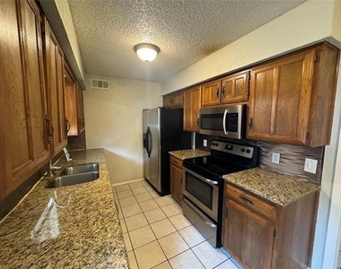 2721 Hurstview Drive - Photo Thumbnail 3