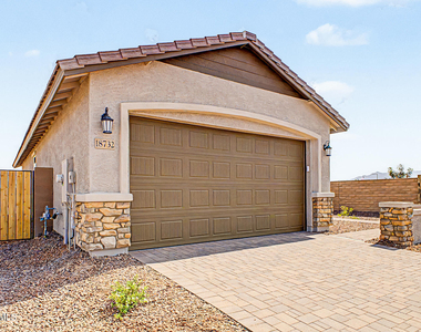 18732 W Maplewood Drive - Photo Thumbnail 2