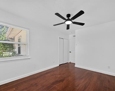 2861 Mark Twain Drive - Photo Thumbnail 4