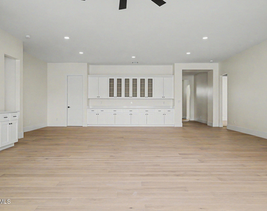3229 E Roma Avenue - Photo Thumbnail 8