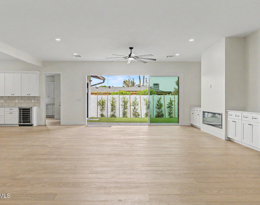 3229 E Roma Avenue - Photo Thumbnail 10