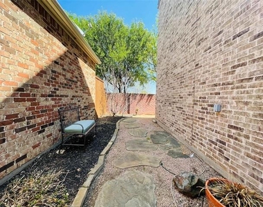 40 Emerald Pond Drive - Photo Thumbnail 3