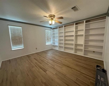 532 Oak Grove Lane - Photo Thumbnail 8