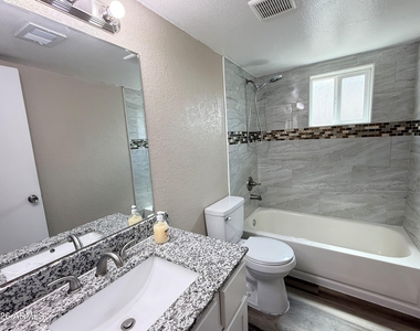 10921 W Sells Drive - Photo Thumbnail 17