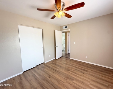 10921 W Sells Drive - Photo Thumbnail 14