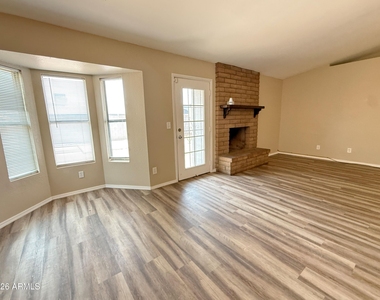 10921 W Sells Drive - Photo Thumbnail 7