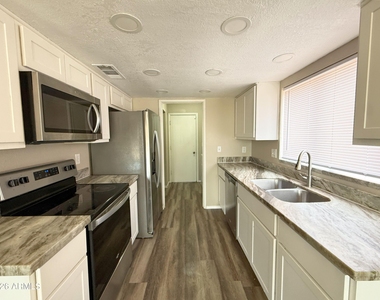 10921 W Sells Drive - Photo Thumbnail 8