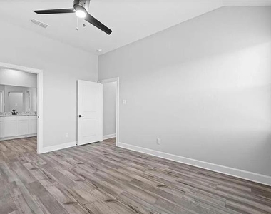 2032 Brentwood Drive - Photo Thumbnail 11
