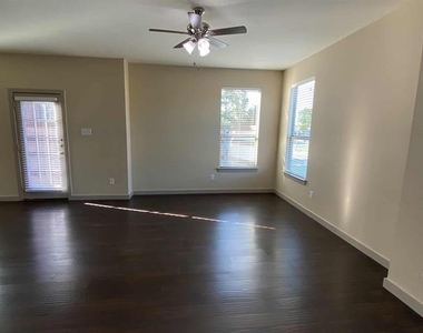 3621 Valley Vista Drive - Photo Thumbnail 2